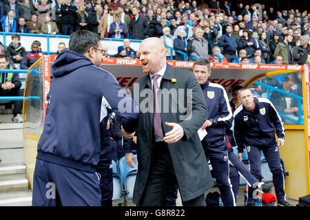 David Wagner, directeur de la ville de Huddersfield (à gauche), et Sean Dyche, directeur de Burnley, se bousculer les mains avant le match du championnat Sky Bet au stade John Smith, Huddersfield. Banque D'Images