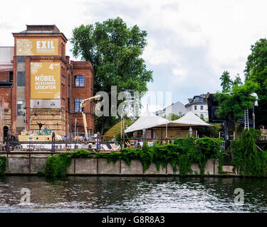 Berlin, Kreuzberg. Exil et Sage Restaurant bar sur la plage dans le vieux bâtiment en briques le long de la rivière Spree Banque D'Images