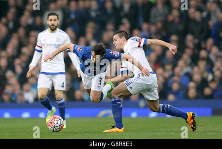 Leighton Baines d'Everton (à gauche) et Cesar Azpilicueta de Chelsea se battent pour le ballon lors de la coupe Emirates FA, quart de finale au Goodison Park, Liverpool. Banque D'Images