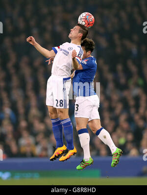 Cesar Azpilicueta de Chelsea (à gauche) et Leighton Baines d'Everton se battent pour le ballon dans les airs pendant la coupe Emirates FA, quart de finale au Goodison Park, Liverpool. Banque D'Images