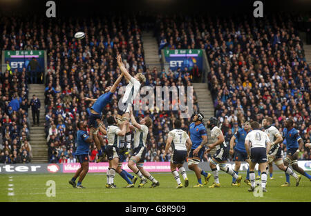 Les joueurs écossais et français disputent une ligne lors du match des six Nations RBS 2016 au stade BT Murrayfield, à Édimbourg. APPUYEZ SUR ASSOCIATION photo. Date de la photo: Dimanche 13 mars 2016. Voir l'histoire de PA RUGBYU Scotland. Le crédit photo devrait se lire comme suit : Danny Lawson/PA Wire. Banque D'Images