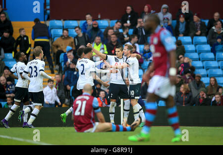 Harry Kane, de Tottenham Hotspur (à droite), célèbre le premier but de son équipe lors du match de la Barclays Premier League à Villa Park, Birmingham. Banque D'Images