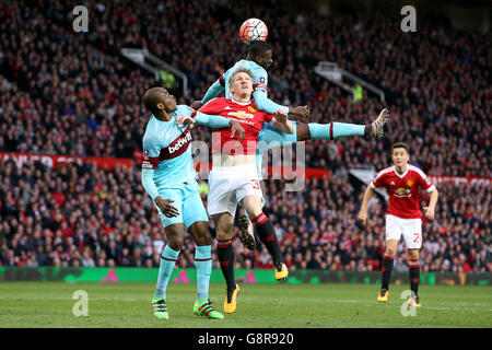 Le Bastian Schweinsteiger de Manchester United (au centre) lutte pour le ballon avec Angelo Ogbonna (à gauche) et Pedro MBA Obiang (à droite) de West Ham United lors de la coupe Emirates FA, quart de finale du match à Old Trafford, Manchester. Banque D'Images