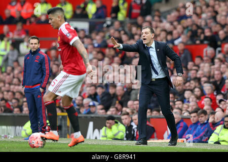 West Ham United Manager Slaven Bilic gestes sur la ligne de contact lors de la coupe Emirates FA, quart de finale du match à Old Trafford, Manchester. APPUYEZ SUR ASSOCIATION photo. Date de la photo: Dimanche 13 mars 2016. Voir PA Story FOOTBALL Man Utd. Le crédit photo devrait se lire: Martin Rickett/PA Wire. Banque D'Images