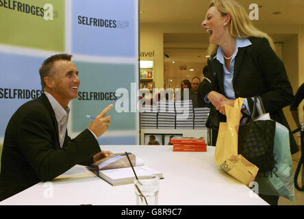 Le célèbre chef Gary Rhodes signe des copies de son nouveau livre de cuisine « Keeping IT simple », à Selfridges, dans le centre de Londres, le lundi 12 septembre 2005.APPUYEZ SUR ASSOCIATION photo.Le crédit photo devrait se lire comme suit : Andy Butterton/PA Banque D'Images