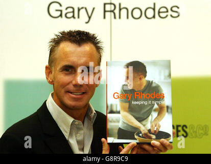 Le célèbre chef Gary Rhodes lance son nouveau livre « Keeping IT simple », à Selfridges, dans le centre de Londres, le lundi 12 septembre 2005.APPUYEZ SUR ASSOCIATION photo.Le crédit photo devrait se lire comme suit : Andy Butterton/PA Banque D'Images