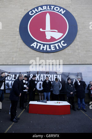 Charlton Athletic / Middlesbrough - Sky Bet Championship - The Valley.Vue générale des fans de Charlton Athletic lors d'une manifestation de procession funéraire avant le match Banque D'Images