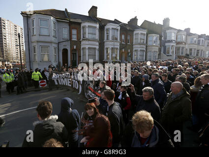 Vue générale des fans de Charlton Athletic lors d'un cortège funéraire manifestation avant le match Banque D'Images