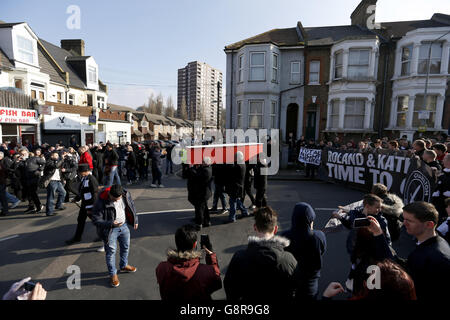 Vue générale des fans de Charlton Athletic lors d'un cortège funéraire manifestation avant le match Banque D'Images