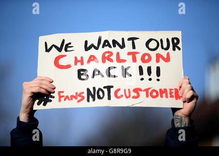 Les fans de Charlton Athletic lors d'une procession funéraire protestent devant le jeu Banque D'Images