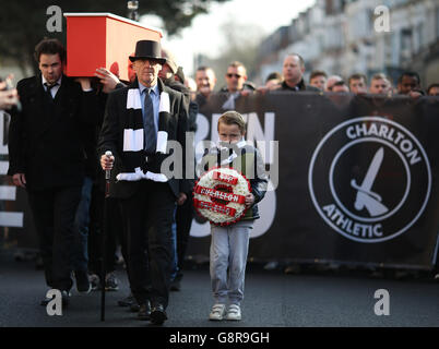 Charlton Athletic / Middlesbrough - Sky Bet Championship - The Valley.Richard Wiseman (au centre), fan d'athlétisme de Charlton, dirige une manifestation de procession funéraire avant le match Banque D'Images