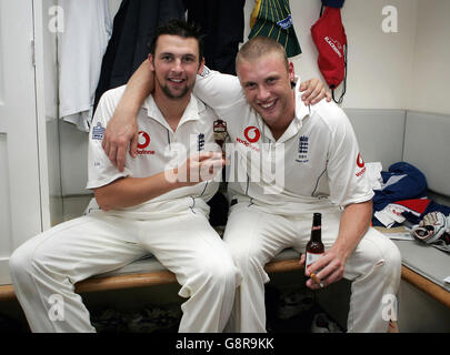 Les Anglais Steve Harmison (L) et Andrew Flintock célèbrent avec les cendres dans le vestiaires après avoir gagné les cendres le dernier jour du cinquième match du npower Test contre l'Australie au Brit Oval, à Londres, le lundi 12 septembre 2005.L'Angleterre a retrouvé les cendres après avoir dessiné le dernier Test Match et gagné la série 2-1.APPUYEZ SUR ASSOCIATION photo.Le crédit photo doit se lire comme suit : Tom Shaw/Getty Images/PA/POOL Banque D'Images