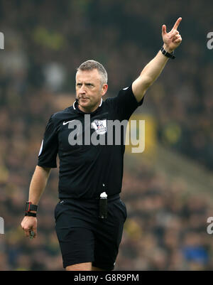 Norwich City / Manchester City - Barclays Premier League - Carrow Road.Arbitre Jonathan Moss Banque D'Images