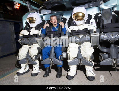 L'astronaute Chris Hadfield est la première personne à monter à bord de Galactica, un nouveau rollercoaster de réalité virtuelle, au Alton Towers Resort de Staffordshire, qui ouvrira ses portes au public le jeudi 24 mars. Banque D'Images