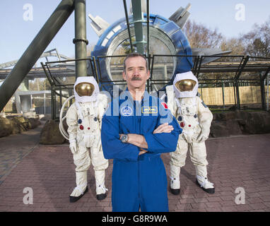 L'astronaute Chris Hadfield est la première personne à monter à bord de Galactica, un nouveau rollercoaster de réalité virtuelle, au Alton Towers Resort de Staffordshire, qui ouvrira ses portes au public le jeudi 24 mars. Banque D'Images