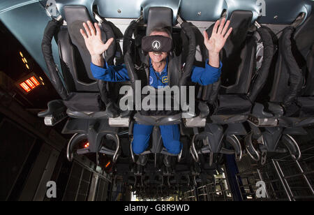 L'astronaute Chris Hadfield est la première personne à monter à bord de Galactica, un nouveau rollercoaster de réalité virtuelle, au Alton Towers Resort de Staffordshire, qui ouvrira ses portes au public le jeudi 24 mars. Banque D'Images