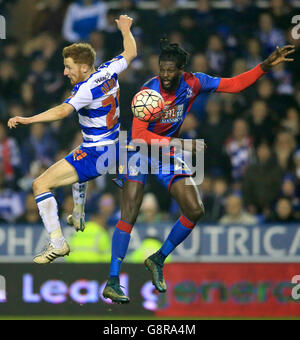 Reading v Crystal Palace - FA Cup - quart de finale - Madejski Stadium.Stephen Quinn (à gauche) de Reading et Emmanuel Adebayor du Crystal Palace se battent pour le ballon Banque D'Images