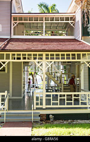 La maison d'hiver de Thomas Alva Edison à côté de la Caloosahatchee River à Fort Myers, Floride. Edison et Henry Ford winter estates construire leur sur des sites adjacents entouré d'un jardin botanique de 21 acres. Banque D'Images