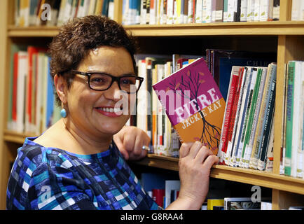 New Makar Jackie Kay (poète national écossais) avec son livre Fiere à la bibliothèque de poésie écossaise d'Édimbourg. Banque D'Images