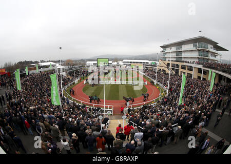 2016 Cheltenham Festival - Champion Day - Cheltenham Racecourse.Une vue générale du défilé et des foules remplies pendant la journée Champion du Festival Cheltenham 2016 à l'hippodrome de Cheltenham. Banque D'Images