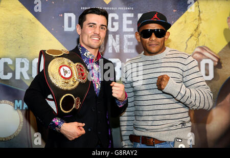 Anthony Crolla (à gauche) avec Ismael Barroso, lors de la conférence de presse au Radisson Blu Hotel, Manchester. Banque D'Images