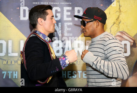 Anthony Crolla (à gauche) avec Ismael Barroso, lors de la conférence de presse au Radisson Blu Hotel, Manchester. Banque D'Images