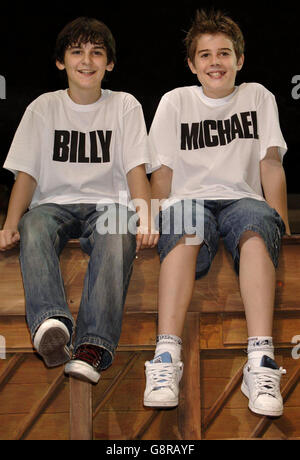 Un photocall annoncera de nouveaux membres de la troupe qui se sont joints à 'Billy Elliot - The musical', y compris Leon Cooke (à gauche, 14 ans, qui jouera Billy) et Joey Phillips (13 ans, qui jouera le meilleur ami de Billy Michael), Victoria Palace Theatre, Londres, le mardi 13 septembre 2005. APPUYEZ SUR ASSOCIATION photo. Crédit photo devrait lire: Yui Mok / PA Banque D'Images