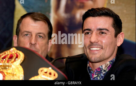 Anthony Crolla avec l'entraîneur Joe Gallagher (à gauche), lors de la conférence de presse pour son combat avec Ismael Barroso, au Radisson Blu Hotel, Manchester. Banque D'Images