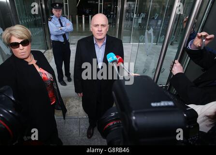 L'ancien directeur général de la banque Anglo Irish Bank, David Drumm, quittant le tribunal de district de Dublin, a été mis sous caution. Banque D'Images