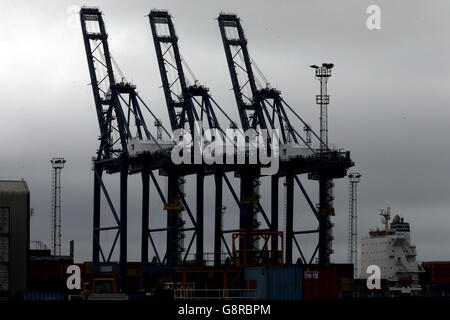 Vue générale des grues de transport à conteneurs du port de Felixstowe dans le Suffolk. Banque D'Images