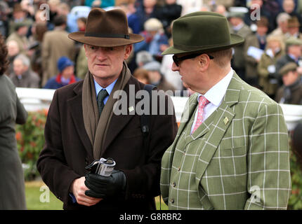 2016 Cheltenham Festival - Champion Day - Cheltenham Racecourse.L'entraîneur Willie Mullins (à gauche) et le propriétaire Rich Ricci pendant la journée Champion du Festival Cheltenham 2016 à l'hippodrome de Cheltenham. Banque D'Images