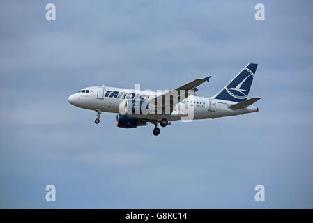 Airbus Tarom Inscription 318-111 AN-ASA - Compagnie aérienne roumaine arrivant à l'aéroport Heathrow de Londres. 10,483 SCO Banque D'Images