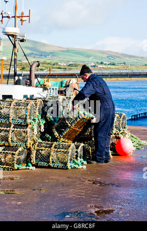 Les piles d'un pêcheur local des casiers à homard sur la jetée de Portmagee, dans le comté de Kerry en Irlande, l'Europe. Banque D'Images