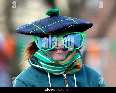 Un participant participe au défilé de la Saint Patrick dans les rues de Dublin. Banque D'Images