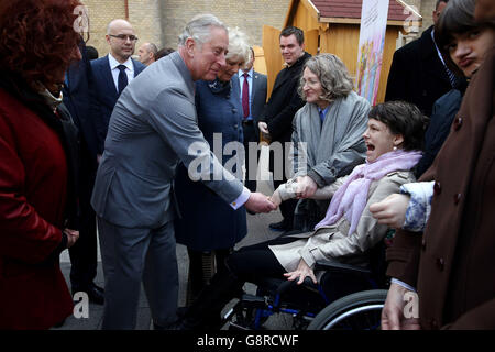 Le prince de Galles et la duchesse de Cornouailles accueillent une jeune femme handicapée en visitant une place du marché à Novi Sad, Serbie, le quatrième jour de leur excursion de six jours dans les Balkans. Banque D'Images