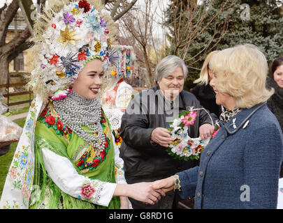 La duchesse de Cornouailles avec une fille en costume traditionnel local, au Musée de l'abeille à l'extérieur de Novi Sad, Serbie, le quatrième jour de leur quatre pays de six jours de visite dans les Balkans. Banque D'Images