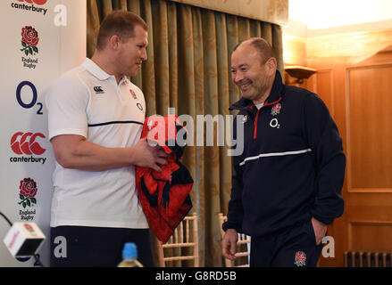 Eddie Jones (à droite), entraîneur-chef d'Angleterre, et Dylan Hartley, capitaine, lors de la conférence de presse à Pennyhill Park, à Bagshot. Banque D'Images