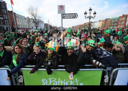 Les participants prennent part à la St Patrick's Day Parade dans les rues de Dublin. Banque D'Images