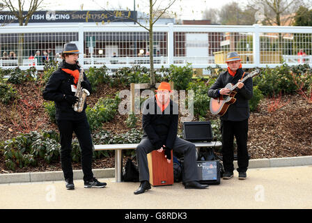 2016 Cheltenham Festival - Champion Day - Cheltenham Racecourse. Un groupe se produit le jour du champion Banque D'Images