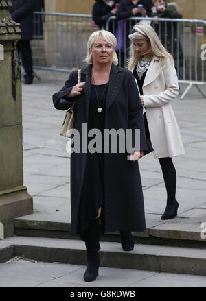 Sue Cleaver, membre du casting, arrive à la cathédrale de Manchester pour les funérailles du créateur et écrivain de Coronation Street Tony Warren. Banque D'Images