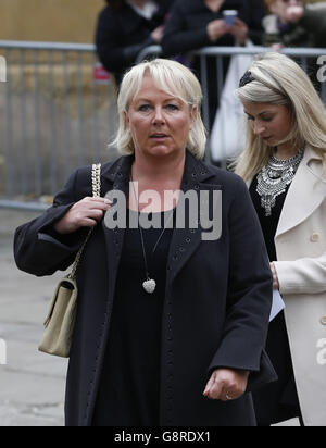 Sue Cleaver, membre du casting, arrive à la cathédrale de Manchester pour les funérailles du créateur et écrivain de Coronation Street Tony Warren. Banque D'Images