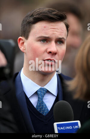 Joseph O'Brien, fils de l'entraîneur Aidan O'Brien après qu'Ivanovich Gorbatov remporte l'obstacle JCB Triumph lors de la coupe d'or du Festival Cheltenham 2016 à l'hippodrome de Cheltenham. Banque D'Images