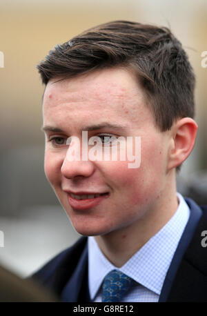 Joseph O'Brien, fils de l'entraîneur Aidan O'Brien après qu'Ivanovich Gorbatov remporte l'obstacle JCB Triumph lors de la coupe d'or du Festival Cheltenham 2016 à l'hippodrome de Cheltenham. Banque D'Images