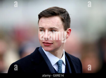 Joseph O'Brien, fils de l'entraîneur Aidan O'Brien après qu'Ivanovich Gorbatov remporte l'obstacle JCB Triumph lors de la coupe d'or du Festival Cheltenham 2016 à l'hippodrome de Cheltenham. Banque D'Images