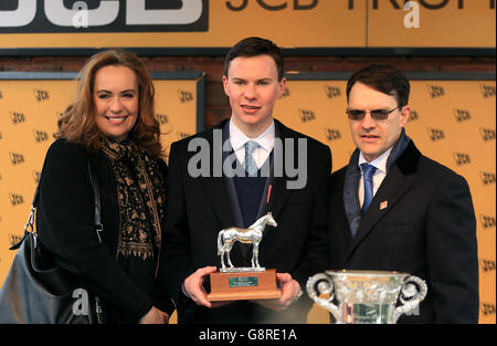 Joseph O'Brien (au centre), fils de l'entraîneur gagnant Aidan O'Brien (à droite) avec leur trophée après que Ivanovich Gorbatov remporte l'obstacle JCB Triumph pendant la journée de la coupe d'or du Festival Cheltenham 2016 à l'hippodrome de Cheltenham. Banque D'Images