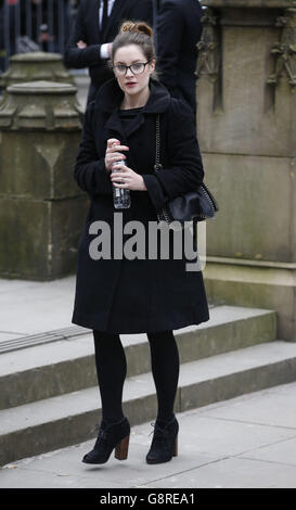 Paula Lane arrive à la cathédrale de Manchester pour les funérailles du créateur et écrivain de Coronation Street Tony Warren. Banque D'Images