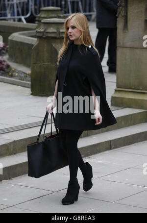 Tina O'Brien arrive à la cathédrale de Manchester pour les funérailles du créateur et écrivain de Coronation Street Tony Warren. Banque D'Images