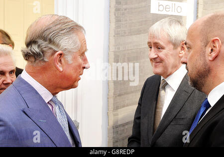 Le Prince de Galles (à gauche) rencontre le Représentant de l'UNICEF au Monténégro Nicholas Lyndhurst (deuxième à droite) lors d'une réception à Podgorica, au Monténégro, le cinquième jour de sa tournée de six jours dans les Balkans dans quatre pays de Cornouailles. Banque D'Images