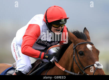 Pacha du POLDER, où se promène Victoria Pendleton, se promène dans la coupe du défi Foxhunter Chase de la place Saint-James lors de la journée de la coupe d'or du Cheltenham Festival 2016 à l'hippodrome de Cheltenham. Banque D'Images