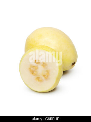 Fruit de goyave et une tranche isolé sur fond blanc Banque D'Images